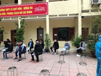 Hình ảnh lực lượng Công an cấp căn cước gắn chip cho học sinh tại điểm tiêm vaccine