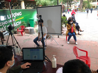 Hình ảnh lực lượng Công an cấp căn cước gắn chip cho học sinh tại điểm tiêm vaccine