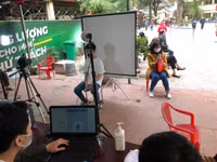 Hình ảnh lực lượng Công an cấp căn cước gắn chip cho học sinh tại điểm tiêm vaccine