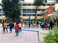 Hình ảnh lực lượng Công an cấp căn cước gắn chip cho học sinh tại điểm tiêm vaccine