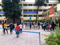 Hình ảnh lực lượng Công an cấp căn cước gắn chip cho học sinh tại điểm tiêm vaccine