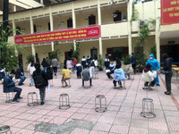 Hình ảnh lực lượng Công an cấp căn cước gắn chip cho học sinh tại điểm tiêm vaccine