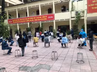 Hình ảnh lực lượng Công an cấp căn cước gắn chip cho học sinh tại điểm tiêm vaccine