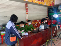 Hình ảnh lực lượng Công an cấp căn cước gắn chip cho học sinh tại điểm tiêm vaccine