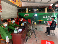 Hình ảnh lực lượng Công an cấp căn cước gắn chip cho học sinh tại điểm tiêm vaccine