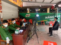 Hình ảnh lực lượng Công an cấp căn cước gắn chip cho học sinh tại điểm tiêm vaccine