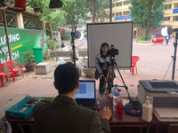 Hình ảnh lực lượng Công an cấp căn cước gắn chip cho học sinh tại điểm tiêm vaccine