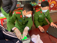 Hình ảnh lực lượng Công an cấp căn cước gắn chip cho học sinh tại điểm tiêm vaccine