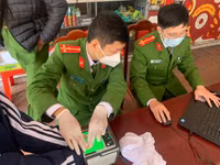 Hình ảnh lực lượng Công an cấp căn cước gắn chip cho học sinh tại điểm tiêm vaccine