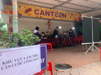 Hình ảnh lực lượng Công an cấp căn cước gắn chip cho học sinh tại điểm tiêm vaccine