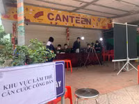 Hình ảnh lực lượng Công an cấp căn cước gắn chip cho học sinh tại điểm tiêm vaccine