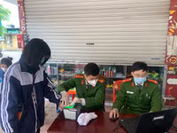 Hình ảnh lực lượng Công an cấp căn cước gắn chip cho học sinh tại điểm tiêm vaccine