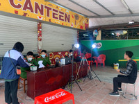 Hình ảnh lực lượng Công an cấp căn cước gắn chip cho học sinh tại điểm tiêm vaccine