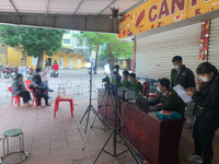 Hình ảnh lực lượng Công an cấp căn cước gắn chip cho học sinh tại điểm tiêm vaccine