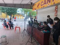 Hình ảnh lực lượng Công an cấp căn cước gắn chip cho học sinh tại điểm tiêm vaccine