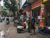 [Ảnh] Công an Hà Nội vận động chủ các cửa hàng ăn, uống chỉ bán mang về, đóng cửa cắt tóc gội đầu