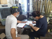 [Ảnh] Công an Hà Nội vận động chủ các cửa hàng ăn, uống chỉ bán mang về, đóng cửa cắt tóc gội đầu