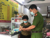 [Ảnh] Công an Hà Nội vận động chủ các cửa hàng ăn, uống chỉ bán mang về, đóng cửa cắt tóc gội đầu