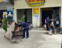 [Ảnh] Công an Hà Nội vận động chủ các cửa hàng ăn, uống chỉ bán mang về, đóng cửa cắt tóc gội đầu