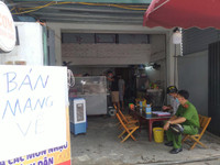 [Ảnh] Công an Hà Nội vận động chủ các cửa hàng ăn, uống chỉ bán mang về, đóng cửa cắt tóc gội đầu