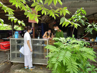 [Ảnh] Công an Hà Nội vận động chủ các cửa hàng ăn, uống chỉ bán mang về, đóng cửa cắt tóc gội đầu