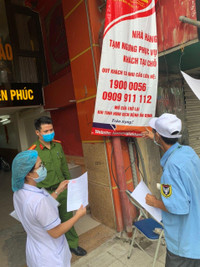 [Ảnh] Công an Hà Nội vận động chủ các cửa hàng ăn, uống chỉ bán mang về, đóng cửa cắt tóc gội đầu