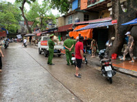 [Ảnh] Công an Hà Nội vận động chủ các cửa hàng ăn, uống chỉ bán mang về, đóng cửa cắt tóc gội đầu