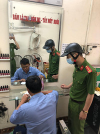 [Ảnh] Công an Hà Nội vận động chủ các cửa hàng ăn, uống chỉ bán mang về, đóng cửa cắt tóc gội đầu