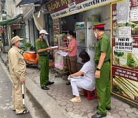 [Ảnh] Công an Hà Nội vận động chủ các cửa hàng ăn, uống chỉ bán mang về, đóng cửa cắt tóc gội đầu