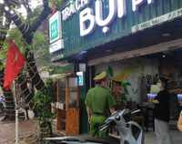 [Ảnh] Công an Hà Nội vận động chủ các cửa hàng ăn, uống chỉ bán mang về, đóng cửa cắt tóc gội đầu