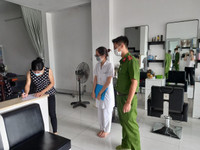 [Ảnh] Công an Hà Nội vận động chủ các cửa hàng ăn, uống chỉ bán mang về, đóng cửa cắt tóc gội đầu