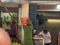 [Ảnh] Công an Hà Nội vận động chủ các cửa hàng ăn, uống chỉ bán mang về, đóng cửa cắt tóc gội đầu