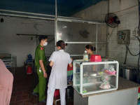 [Ảnh] Công an Hà Nội vận động chủ các cửa hàng ăn, uống chỉ bán mang về, đóng cửa cắt tóc gội đầu
