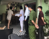 [Ảnh] Công an Hà Nội vận động chủ các cửa hàng ăn, uống chỉ bán mang về, đóng cửa cắt tóc gội đầu