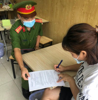 [Ảnh] Công an Hà Nội vận động chủ các cửa hàng ăn, uống chỉ bán mang về, đóng cửa cắt tóc gội đầu