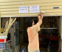 [Ảnh] Công an Hà Nội vận động chủ các cửa hàng ăn, uống chỉ bán mang về, đóng cửa cắt tóc gội đầu