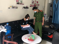 [Ảnh] Công an Hà Nội vận động chủ các cửa hàng ăn, uống chỉ bán mang về, đóng cửa cắt tóc gội đầu
