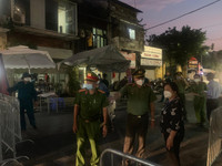 [Ảnh] Giây phút tháo barie phong tỏa tại Văn Chương - Văn Miếu sau 21 ngày phong tỏa