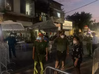 [Ảnh] Giây phút tháo barie phong tỏa tại Văn Chương - Văn Miếu sau 21 ngày phong tỏa