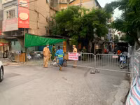 [Ảnh] Giây phút tháo barie phong tỏa tại Văn Chương - Văn Miếu sau 21 ngày phong tỏa