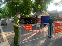 [Ảnh] Giây phút tháo barie phong tỏa tại Văn Chương - Văn Miếu sau 21 ngày phong tỏa