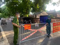 [Ảnh] Giây phút tháo barie phong tỏa tại Văn Chương - Văn Miếu sau 21 ngày phong tỏa