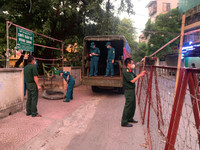 [Ảnh] Giây phút tháo barie phong tỏa tại Văn Chương - Văn Miếu sau 21 ngày phong tỏa