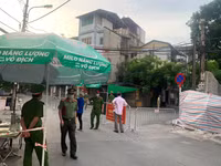 [Ảnh] Giây phút tháo barie phong tỏa tại Văn Chương - Văn Miếu sau 21 ngày phong tỏa