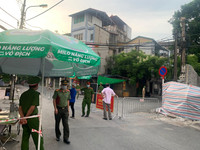 [Ảnh] Giây phút tháo barie phong tỏa tại Văn Chương - Văn Miếu sau 21 ngày phong tỏa