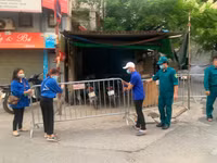 [Ảnh] Giây phút tháo barie phong tỏa tại Văn Chương - Văn Miếu sau 21 ngày phong tỏa