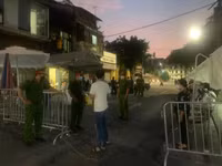 [Ảnh] Giây phút tháo barie phong tỏa tại Văn Chương - Văn Miếu sau 21 ngày phong tỏa