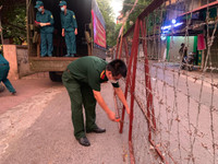 [Ảnh] Giây phút tháo barie phong tỏa tại Văn Chương - Văn Miếu sau 21 ngày phong tỏa