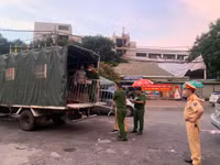 [Ảnh] Giây phút tháo barie phong tỏa tại Văn Chương - Văn Miếu sau 21 ngày phong tỏa