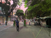 [Ảnh] Giây phút tháo barie phong tỏa tại Văn Chương - Văn Miếu sau 21 ngày phong tỏa